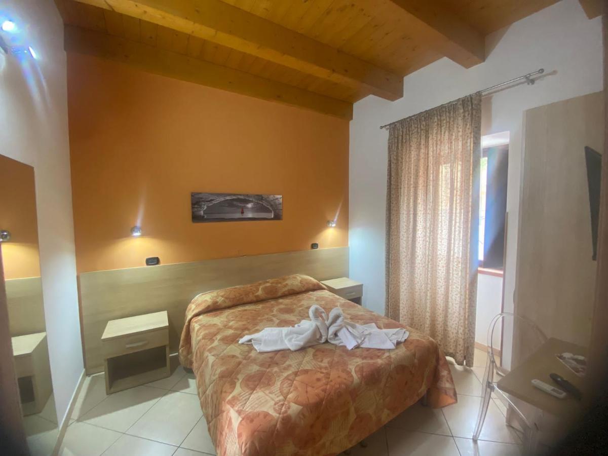 Mandanici :Borgo Marsalini Hotel Barcellona-Pozzo di Gotto Buitenkant foto